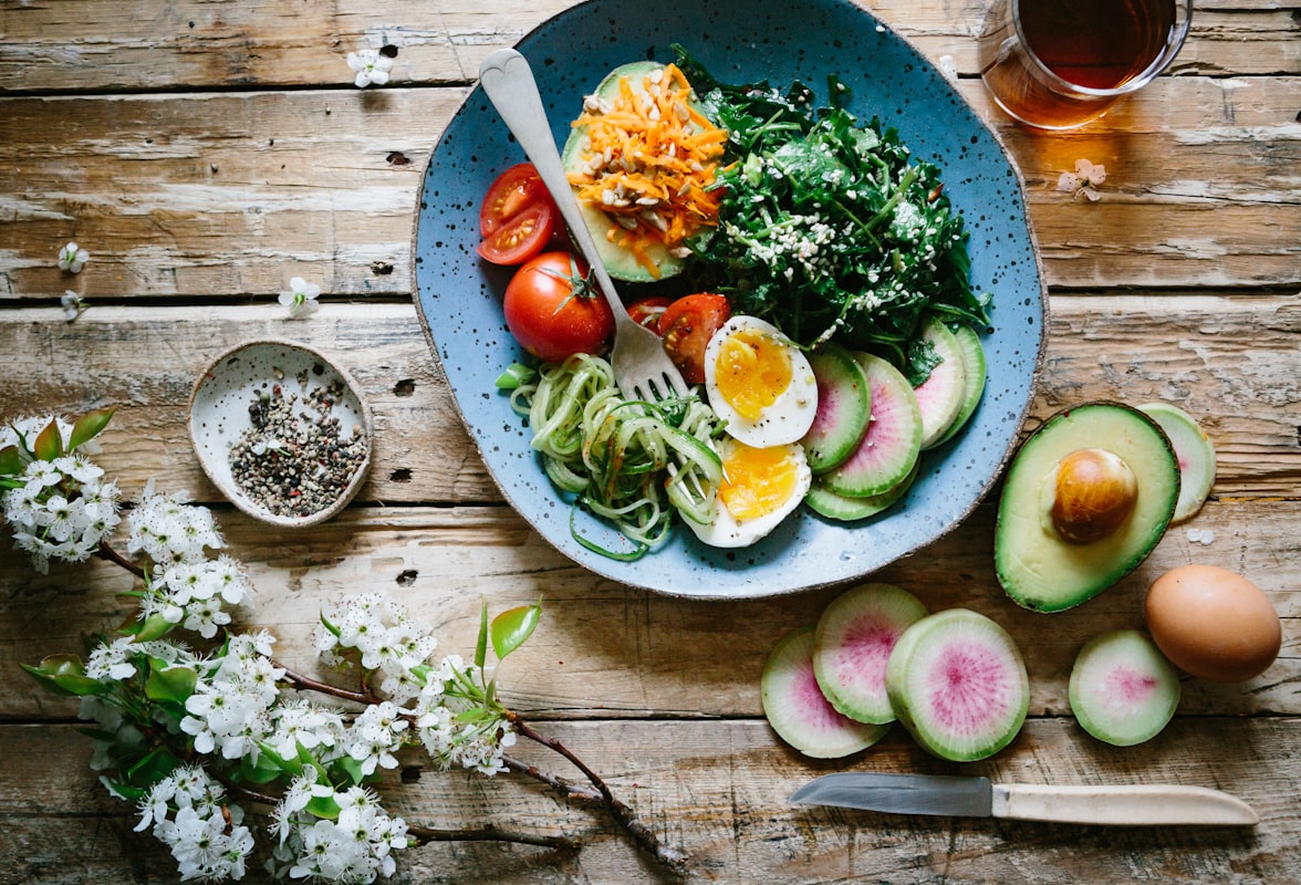 Alimentos nutritivos en un plato colorido